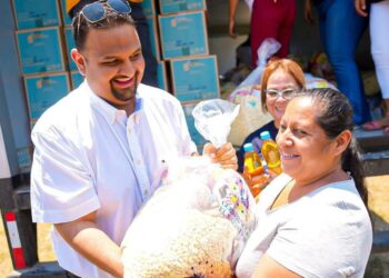 El Gobierno brinda ayuda a los afectados por explosión de cohetería clandestina en Santa Ana