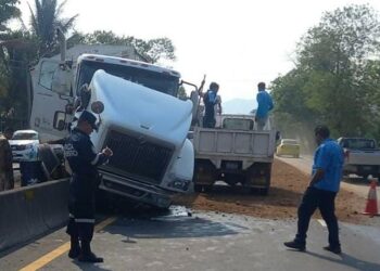 Reportan dos rastras accidentadas en diferentes puntos del país