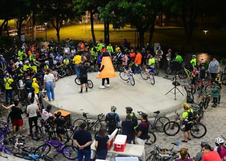 Realizan paseo nocturno en bicicleta en San Salvador