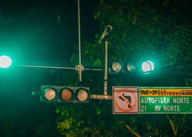 Encienden primer semáforo inteligente en San Salvador