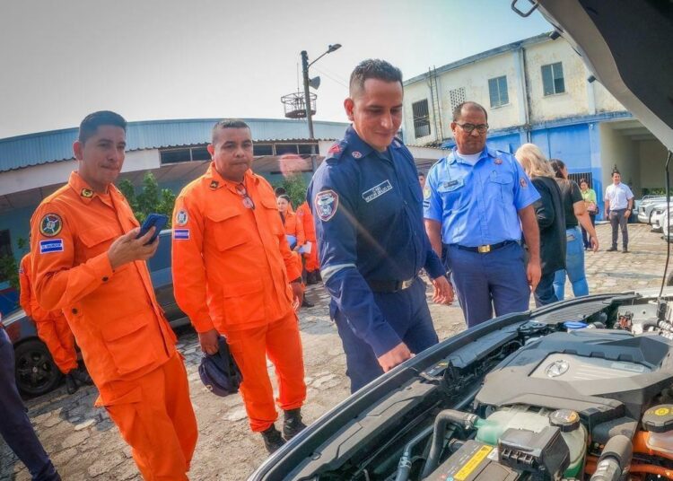 Brindan formación continua a miembros del Cuerpo de Bomberos