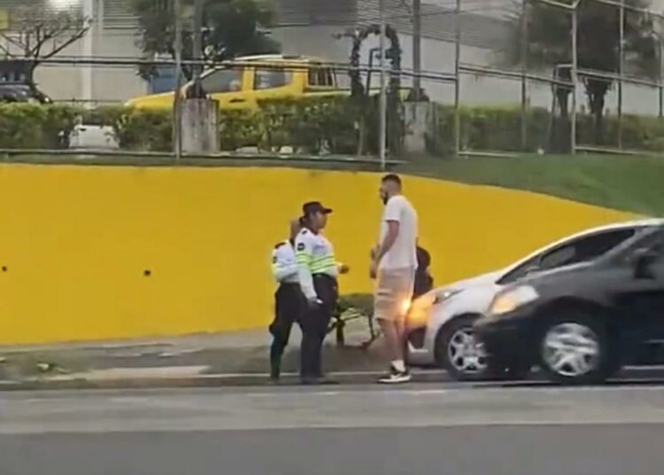 VIDEO | Graban a hombre agrediendo a gestores de tránsito sobre el bulevar del Ejército