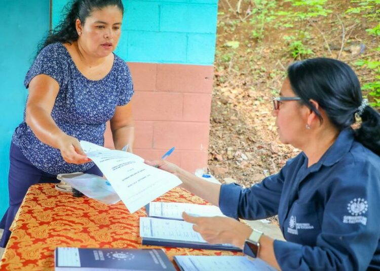 Ministerio de Vivienda entrega escrituras de propiedad a 21 familias de la comunidad Nuevo Paisnal