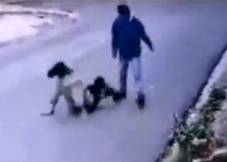 VIDEO | Hombre golpea a una mujer en San Marcos