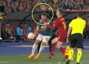 (VIDEO) Un asistente de Mourinho golpeó a un jugador del Feyenoord en pleno partido