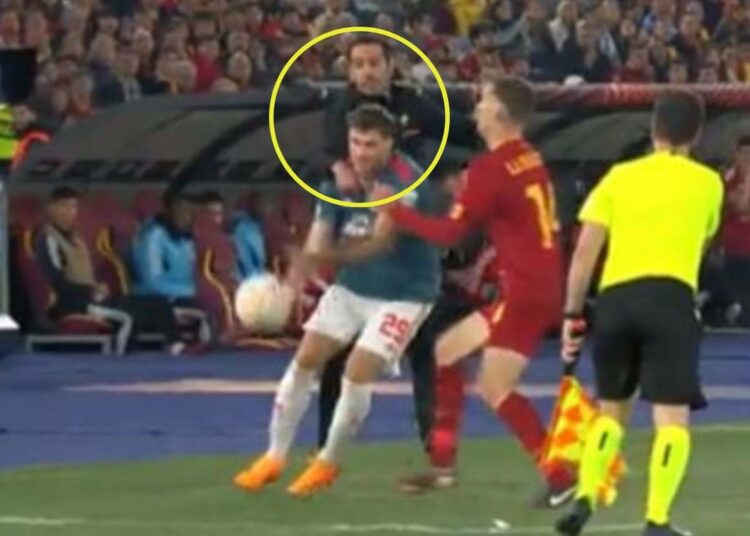 (VIDEO) Un asistente de Mourinho golpeó a un jugador del Feyenoord en pleno partido