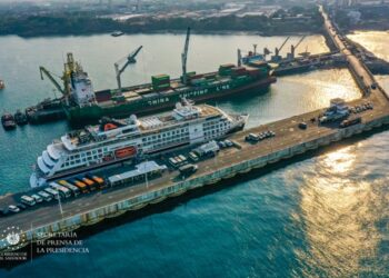 El crucero Hanseatic Inspiration atraca en Acajutla con 370 turistas