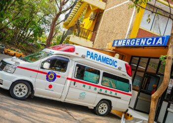 Autoridades atienden accidente automovilístico en Chalatenango