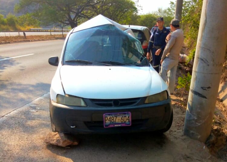 Una mujer esquiva un perro en la carretera y ocasiona accidente de tránsito