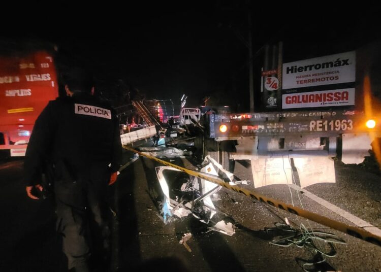 Mueren cuatro personas y varios lesionados en accidente de tránsito en autopista Comalapa