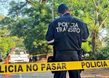 Mujer muere al caer de un bus en San Juan Opico