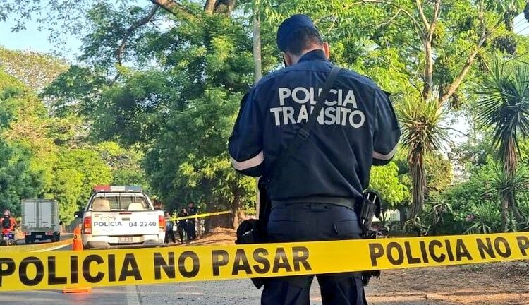 Mujer muere al caer de un bus en San Juan Opico