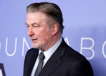 Los fiscales advirtieron a Alec Baldwin que aún no fue absuelto y piden una mayor investigación