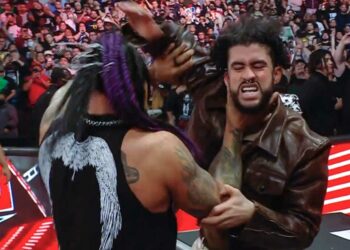 Por qué golpearon a Bad Bunny en la WWE