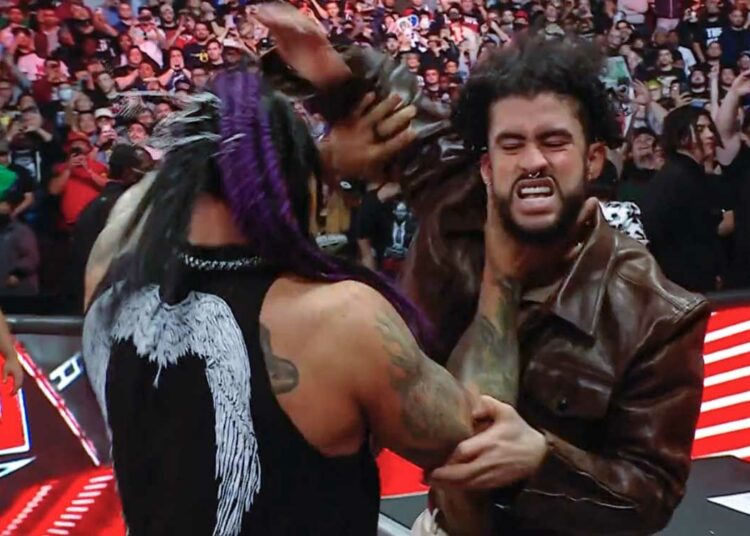 Por qué golpearon a Bad Bunny en la WWE