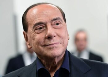 El ex primer ministro italiano Silvio Berlusconi está ingresado en cuidados intensivos