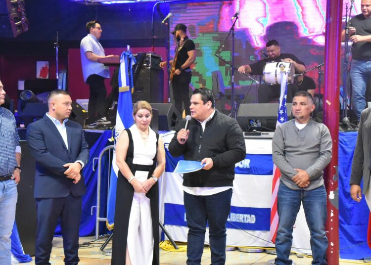 Caleb Navarro juramenta en Virginia al nuevo comité de Salvadoreños de Ciudad Barrios
