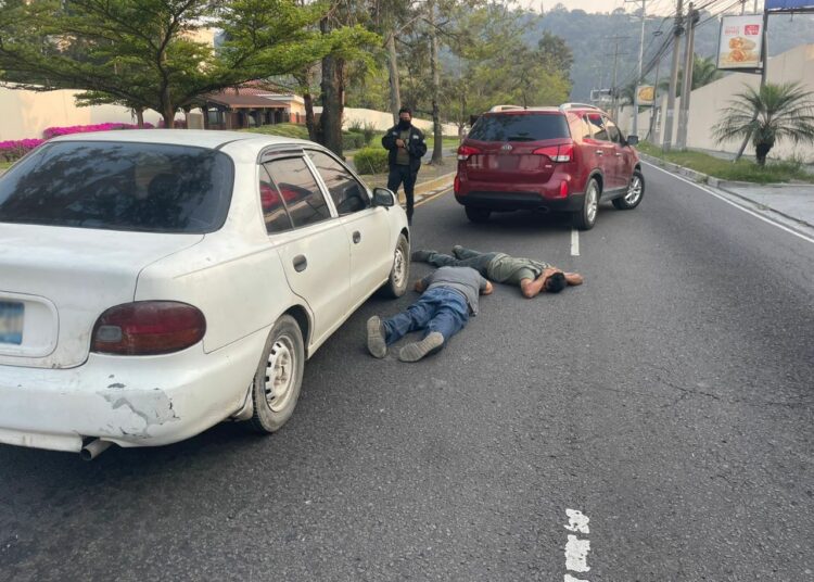 PNC incauta 100 kilos de cocaína que eran trasladados en un vehículo en Santa Elena