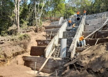 Reparaciones en la cárcava en calle a Cerro Verde tienen un 90 % de avance