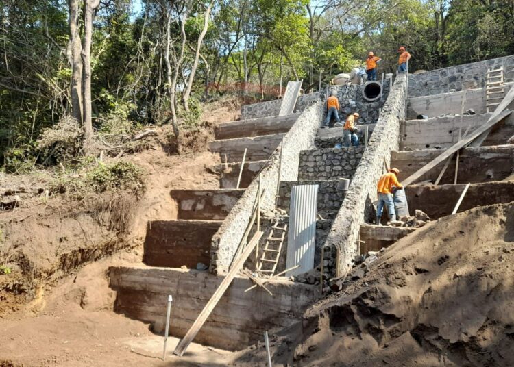 Reparaciones en la cárcava en calle a Cerro Verde tienen un 90 % de avance