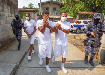 Colombianos capturados en aguas territoriales con 1,280 kilos de cocaína seguirán en prisión