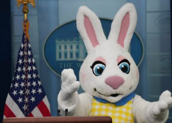 Conejo de Pascua ‘irrumpe’ en una rueda de prensa de la Casa Blanca