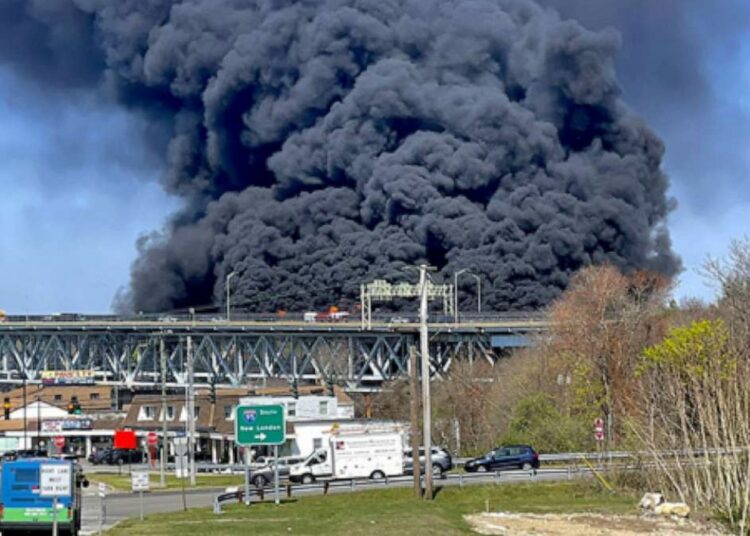 (VIDEO) Al menos un muerto al volcar y estallar un camión cisterna en Connecticut