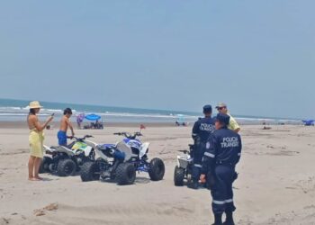 Sujetos son infraccionados por transitar en cuadrimotos en la playa El Zapote