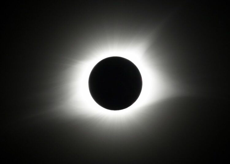 Un raro eclipse solar híbrido ocurrirá esta semana: ¿cuándo y dónde se podrá ver el inusual fenómeno?