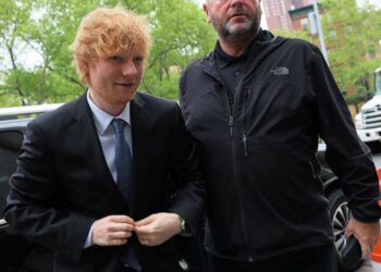Ed Sheeran cantó en medio del juicio con su guitarra la canción por la que es acusado de plagio