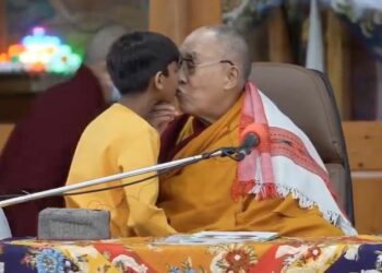 (VIDEO) El Dalai Lama indigna al mundo al besar en la boca a un niño