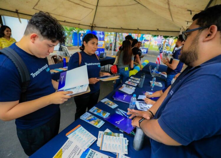 Realizan feria de oportunidades para los jóvenes