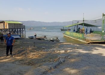 Fallece exministro de Agricultura y otras dos personas al caer un vehículo del ferri en el lago de Coatepeque