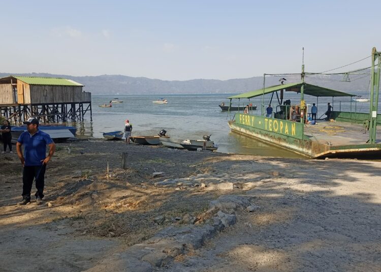 Fallece exministro de Agricultura y otras dos personas al caer un vehículo del ferri en el lago de Coatepeque