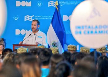 Realizan graduación de la primera promoción de la Escuela de Especialización para la Construcción