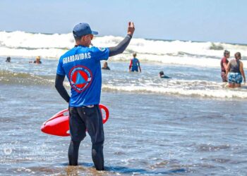 Más de 100 guardavidas vigilarán principales playas del país en temporada de vacaciones