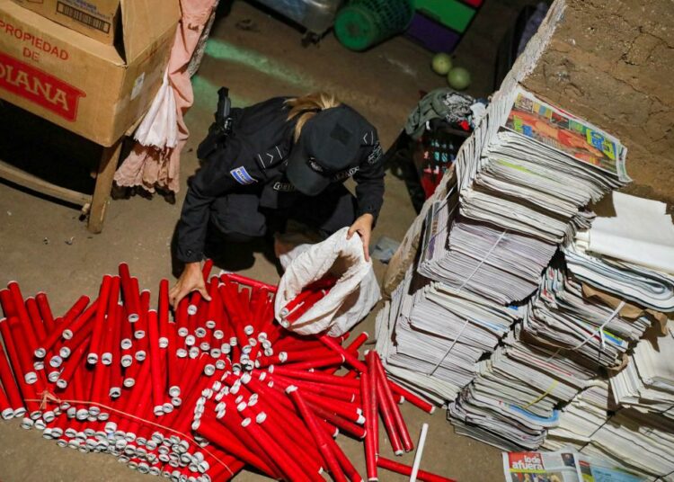 Incautan más de 3 millones de unidades de productos pirotécnicos en Santa Ana