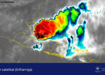 VIDEO | Parte del techo del centro comercial Millenium Plaza se desploma debido a las lluvias de este domingo