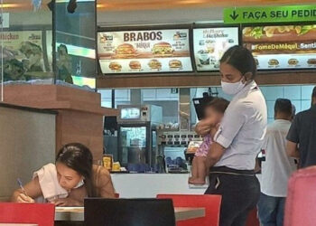 Gerente de McDonald´s cuida a bebé para que su mamá llene solicitud de empleo