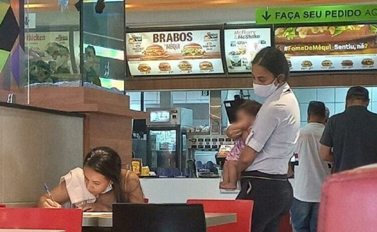 Gerente de McDonald´s cuida a bebé para que su mamá llene solicitud de empleo
