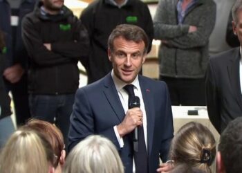 Lanzan un huevo a Macron en un intento fallido por calmar las protestas en Francia