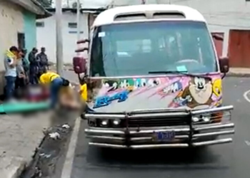 Mujer se lesiona al caer de microbús en San Salvador