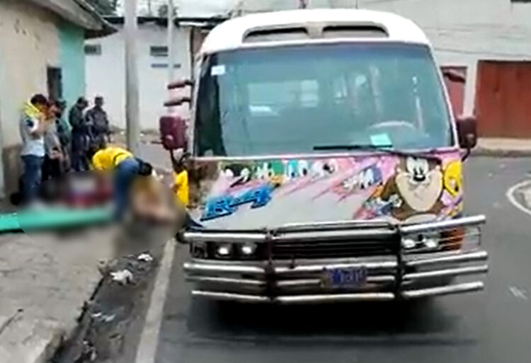 Mujer se lesiona al caer de microbús en San Salvador