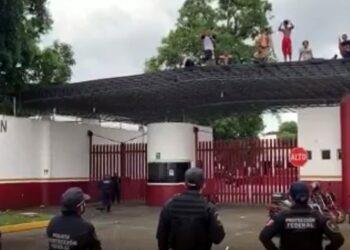 Unos 100 migrantes escapan de centro de detención en el sur de México