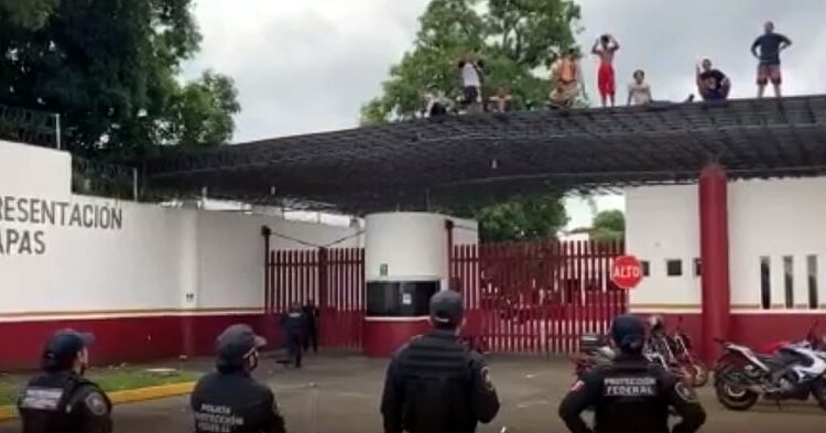 Unos 100 migrantes escapan de centro de detención en el sur de México