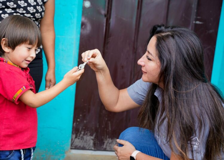 Entregan 50 viviendas a familias que vivían en condiciones de vulnerabilidad en Sonsonate