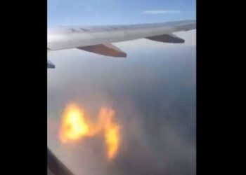 (VIDEO) La turbina de un avión explota en pleno vuelo sobre el mar en México