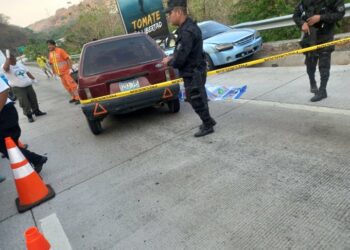 Reportan una mujer fallecida y 4 lesionados en accidente de tránsito a la altura de la curva El Papaturro