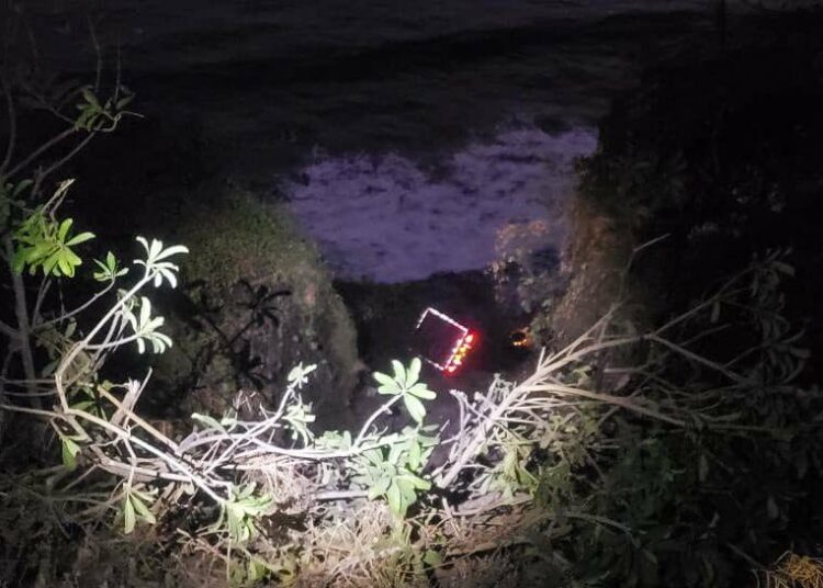 Conductor de una rastra se salva al saltar del vehículo que cayó al mar desde la carretera El Litoral