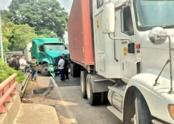 Rastra ocasiona múltiple accidente en Sonsonate